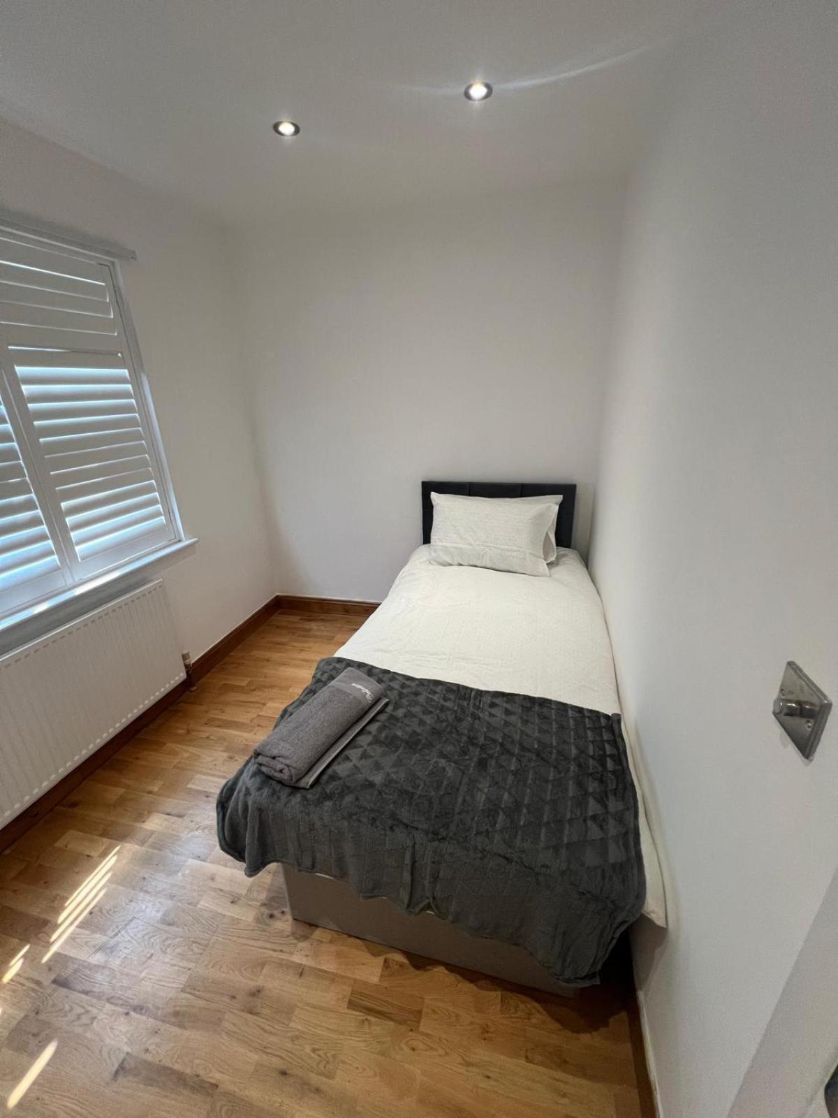 Good Priced Single Rooms In Northolt Exterior photo